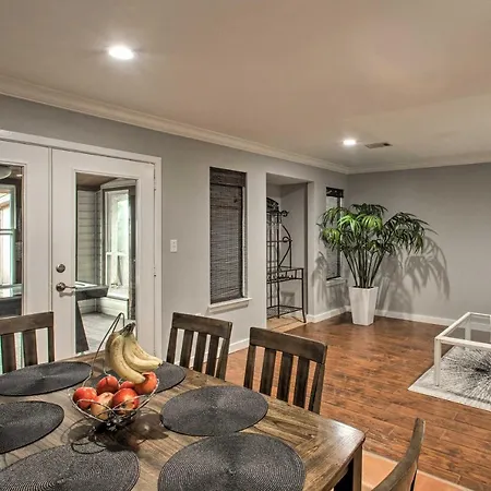2-Story Pensacola Home With Game Room And Private Yard